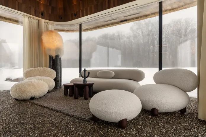 Muebles de la sala de estar de una Hata-Mazanka.