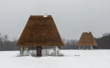 Paisaje ucraniano con modernas mazankas de vidrio.