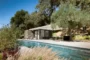 Piscina de agua salada para una vivienda rural en California.