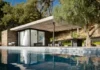 Piscina con pequeña construcción anexa