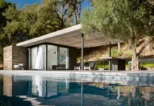 Piscina con pequeña construcción anexa