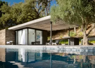 Piscina con pequeña construcción anexa