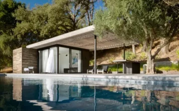 Piscina con pequeña construcción anexa
