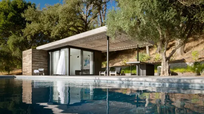 Piscina con pequeña construcción anexa
