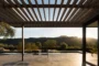 Pérgola de cedro junto a la piscina